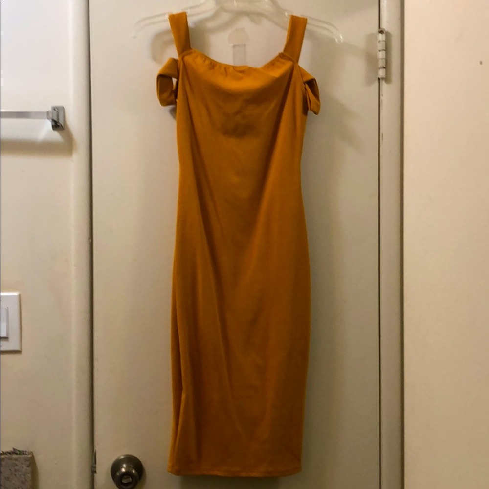 NWOT Off the shoulders midi dress - Picture 2 of 2